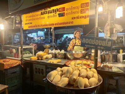 Thong Si Mueang Night Market