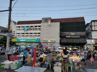 Thong Si Mueang Night Market