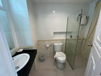 White House Hotel in Tak