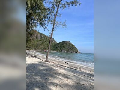 Sam Phraya Beach