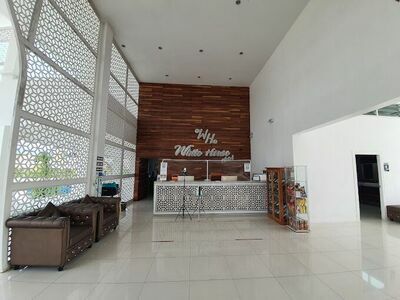 White House Hotel in Tak