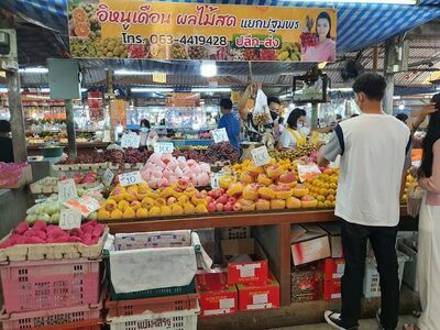 See Yaek Pathomporn Food Market
