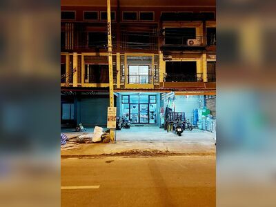 Brother Kung's student squeezes acne Chumphon City Branch & Madame Kikky, Chumphon City Branch
