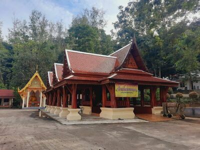 Wat Tham Phru Takian