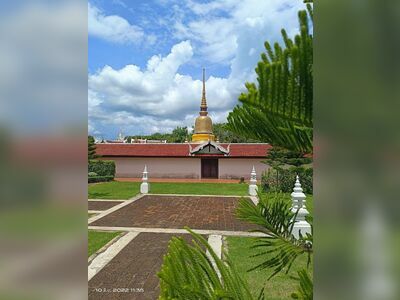 Wat Phra Borommathat Sawi