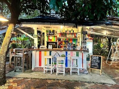 Garden house in the city Cafe' Garden Home & Restaurant