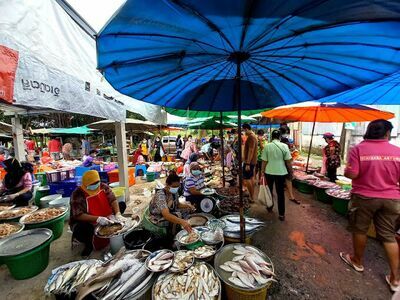 Saturday Market Khlang