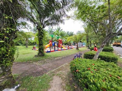 Chaloem Phrakiat Rama IX Public Park (Prom Na Nakhon Uthit)