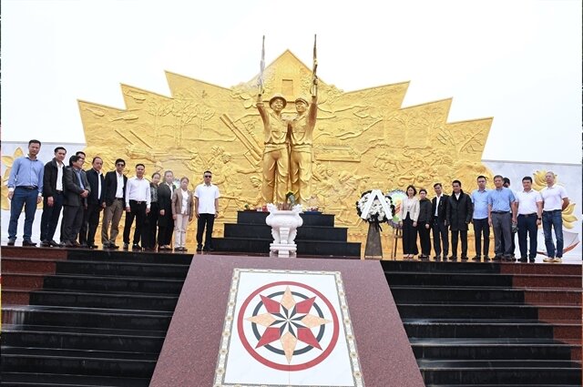 Vietnamese Community in Laos Honors Fallen Heroes