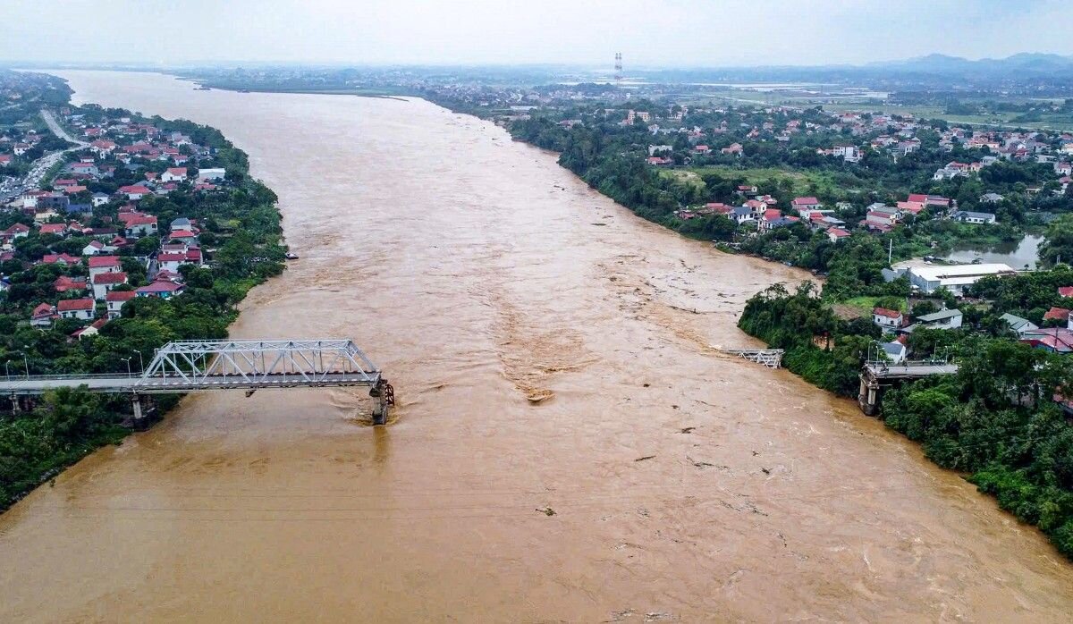 Deadly Floods Claim 10 Lives in Northern Vietnam