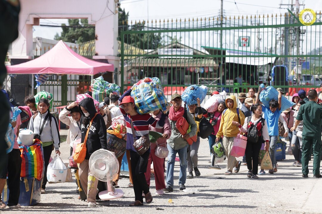 Cambodian Workers Flee Thailand Amid Escalating Conflict