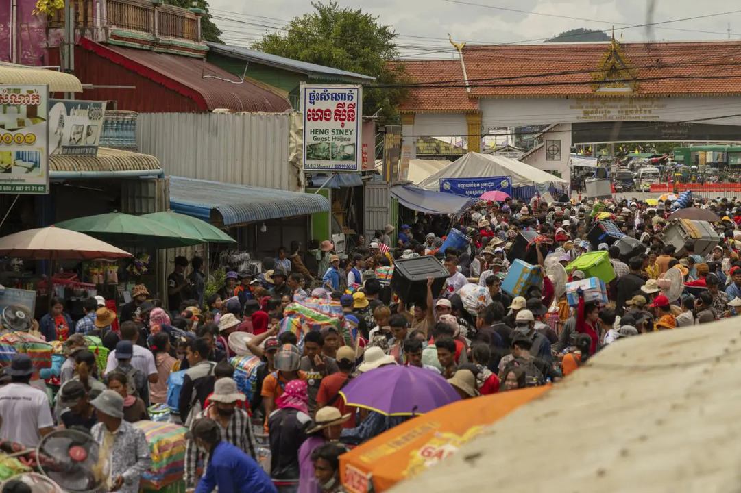 Cambodian Migrant Workers Return Home Amid Thai Border Conflict