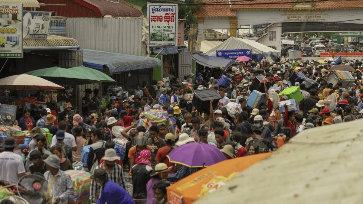 Cambodian Migrant Workers Return Home Amid Thai Border Tensions