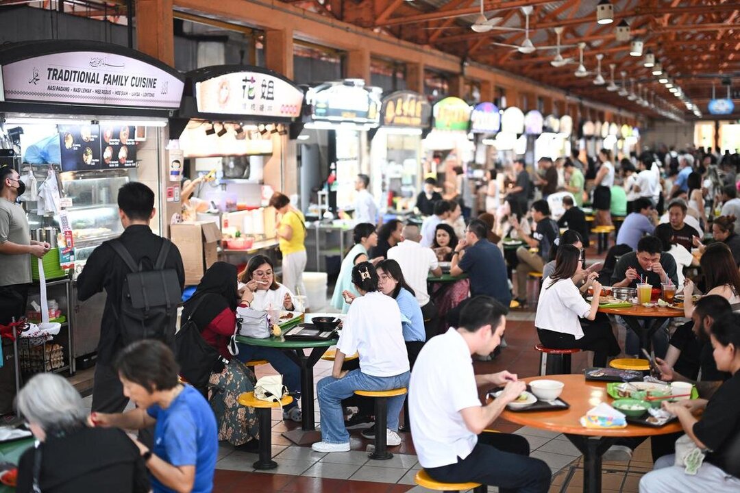Singapore Debates Who Should Pay to Keep Hawker Meals Affordable