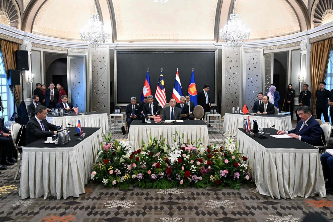 Cambodian and Thai Leaders Hold Ceasefire Talks in Malaysia