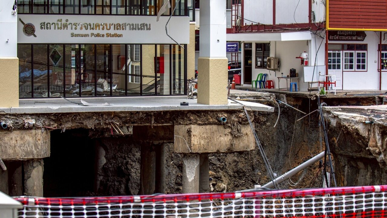 Prime Minister Orders Demolition of Samsen Police Station After Sinkhole Damage
