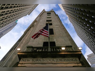 Hong Kong Stocks Slip Amid Global Sell-Off as AI Disruption Fears Spread