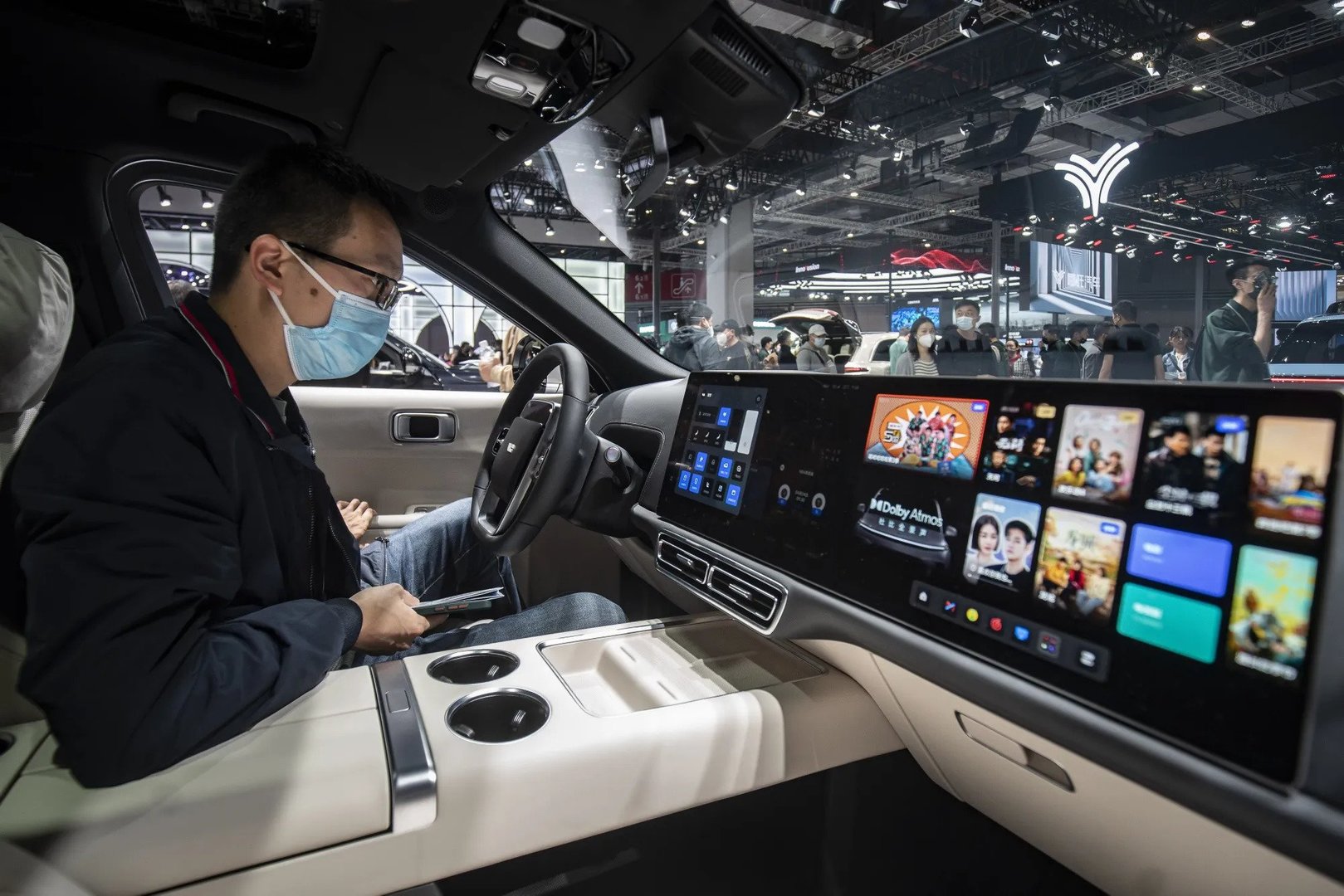 China’s EV Makers Face Mandatory Return to Physical Buttons and Door Handles in Driver-Distraction Safety Overhaul