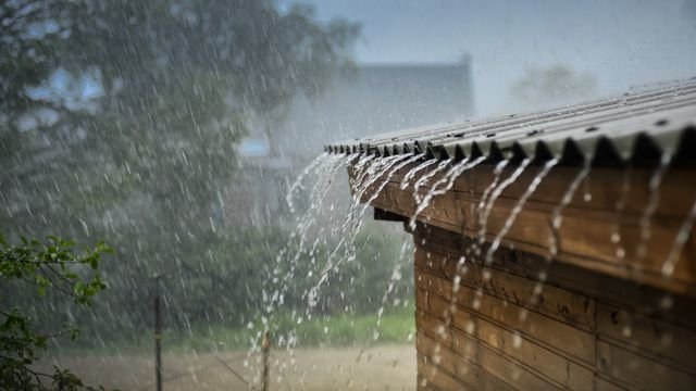 Thunderstorms and Strong Winds Sweep Thailand as Temperatures Climb