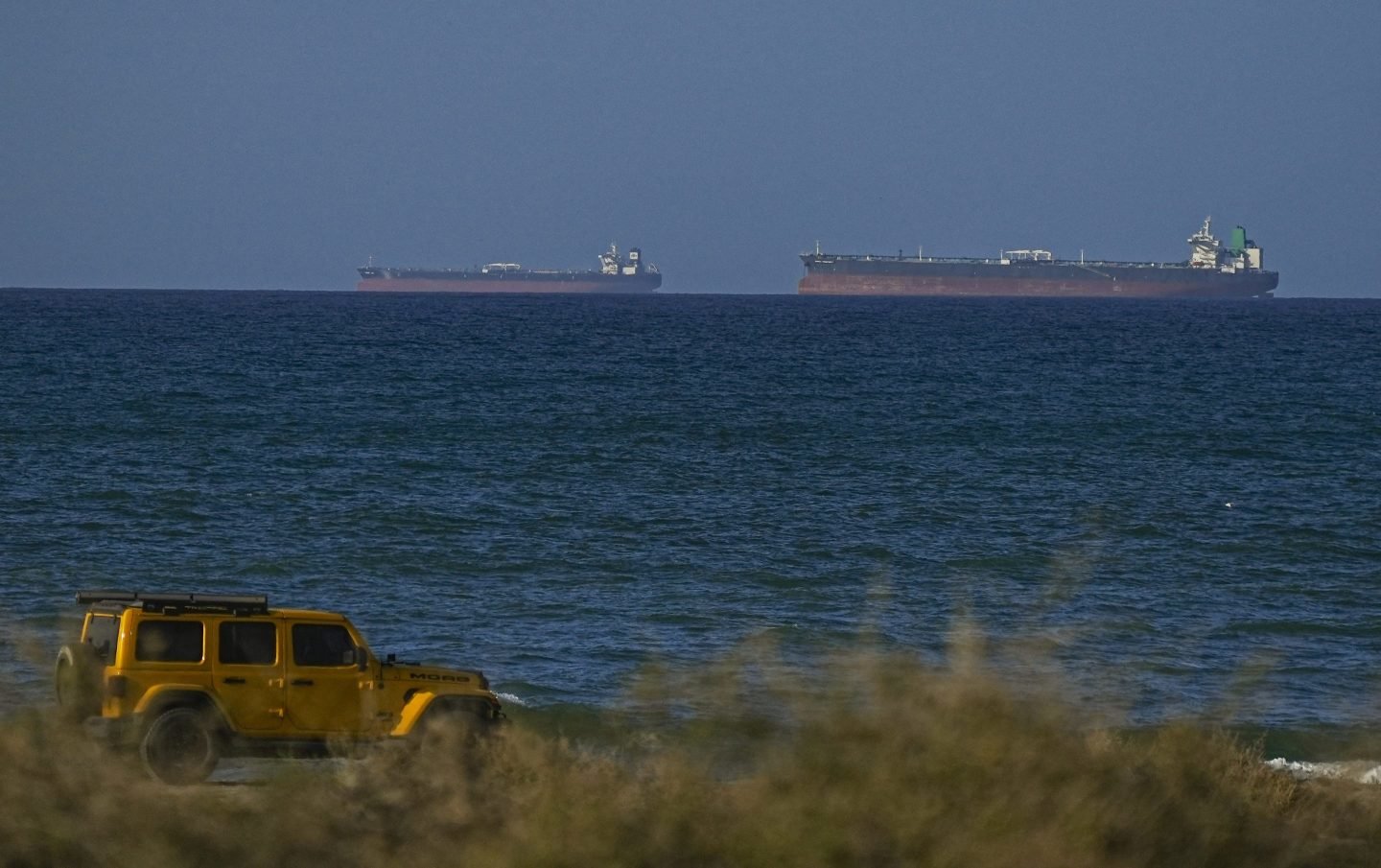 PTT-Chartered Tanker Among First to Transit Strait of Hormuz Following Truce