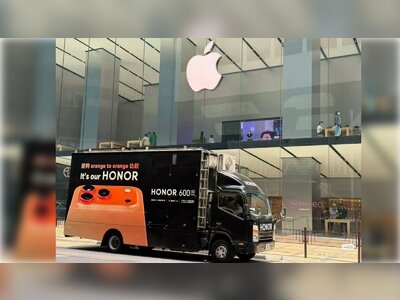 Honor Stages Bold Marketing Stunt Outside Apple Store in Hong Kong