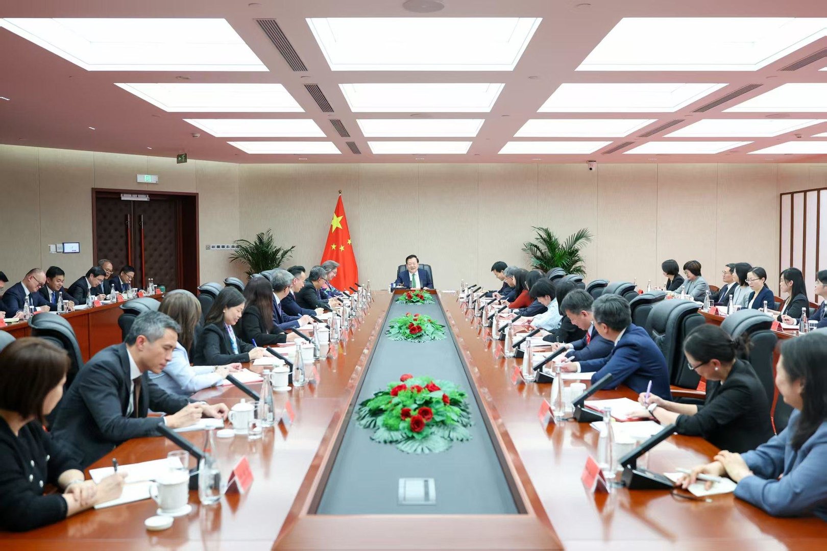 Xia Baolong meets Hong Kong delegation in Beijing amid ongoing policy coordination efforts