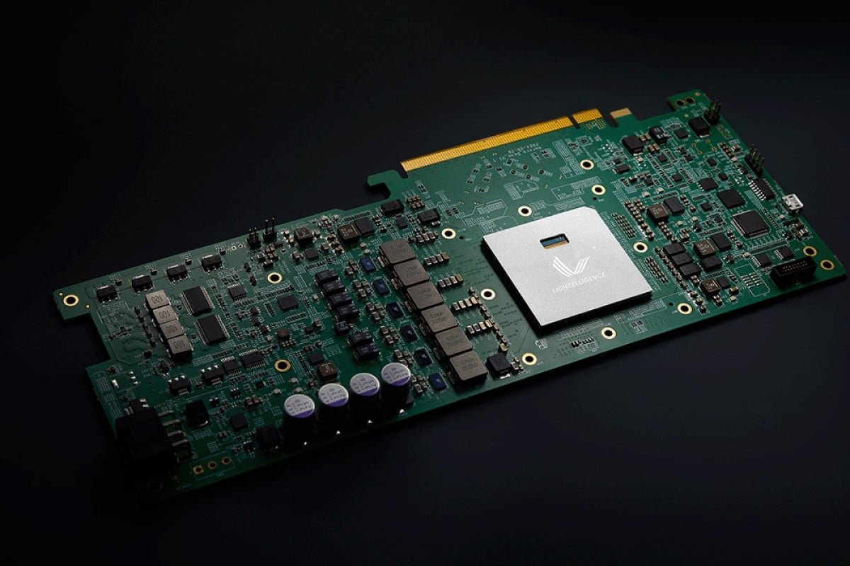 Lightelligence Soars Nearly 400% in Hong Kong Debut as AI Hardware Boom Drives Investor Frenzy