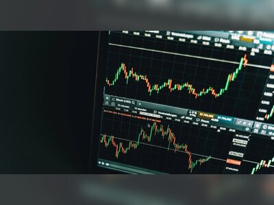 Straits Times Index Falls 0.61% as Hongkong Land Leads Market Gains in Mixed Trading Session