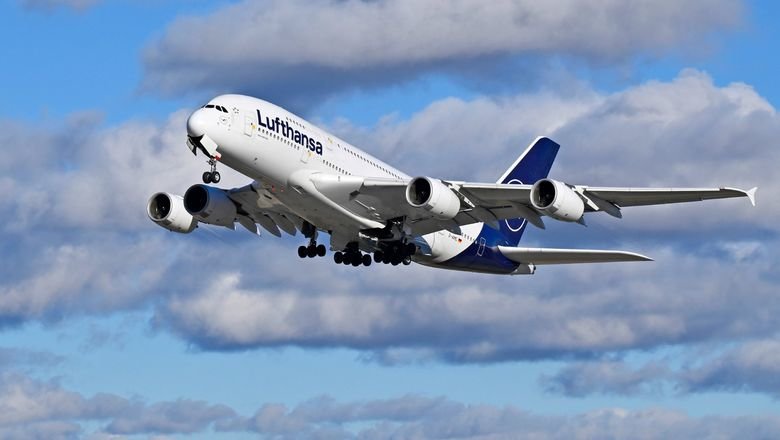 Global Airline Network Rebalances as Gulf Carriers Trim Capacity and Rivals Move In