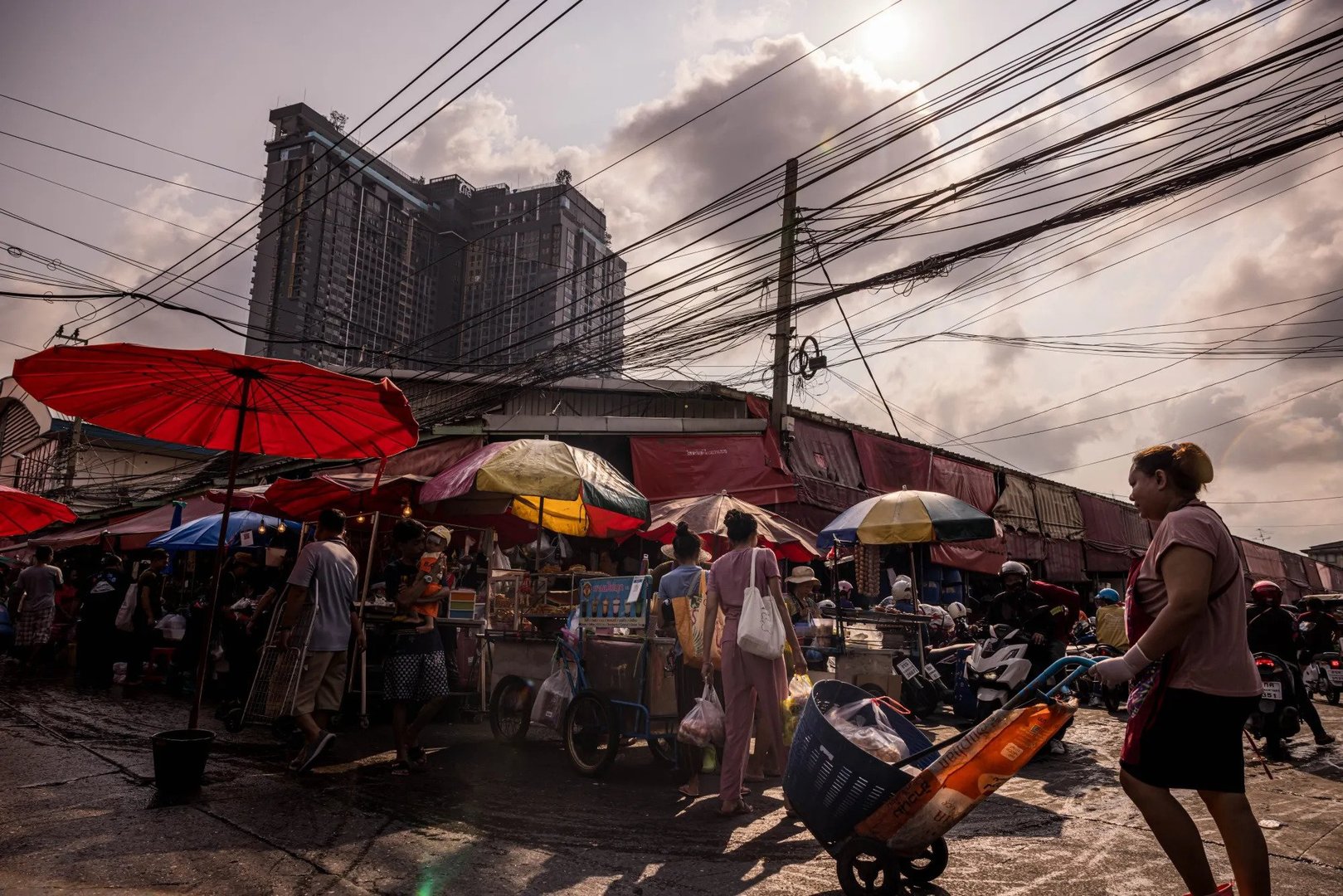 Thailand Plans Major Debt Expansion to Shield Economy From Middle East Shock