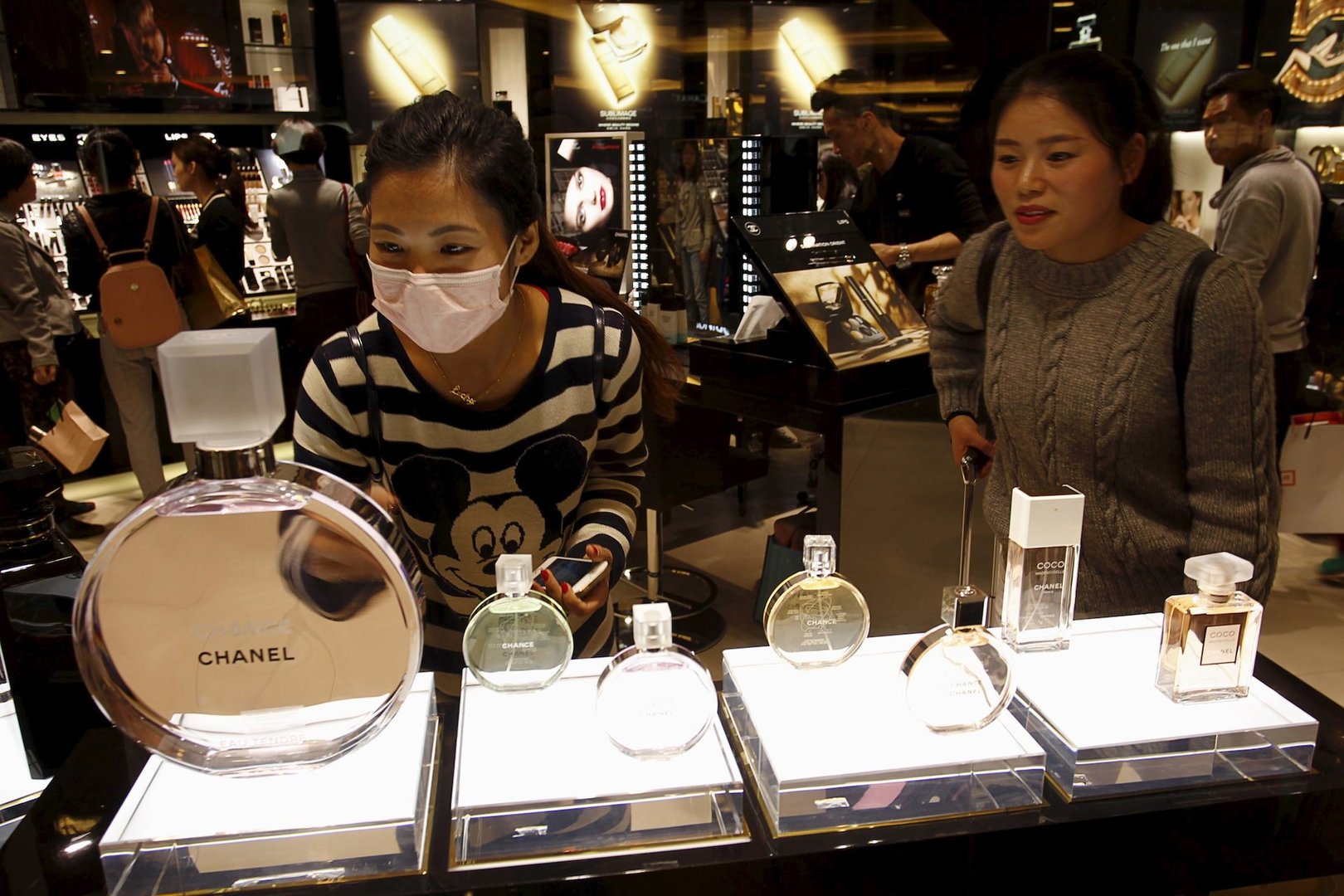 Hong Kong Retail Sales Jump 12.8% as Tourism Recovery and EV Buying Boost Consumer Spending