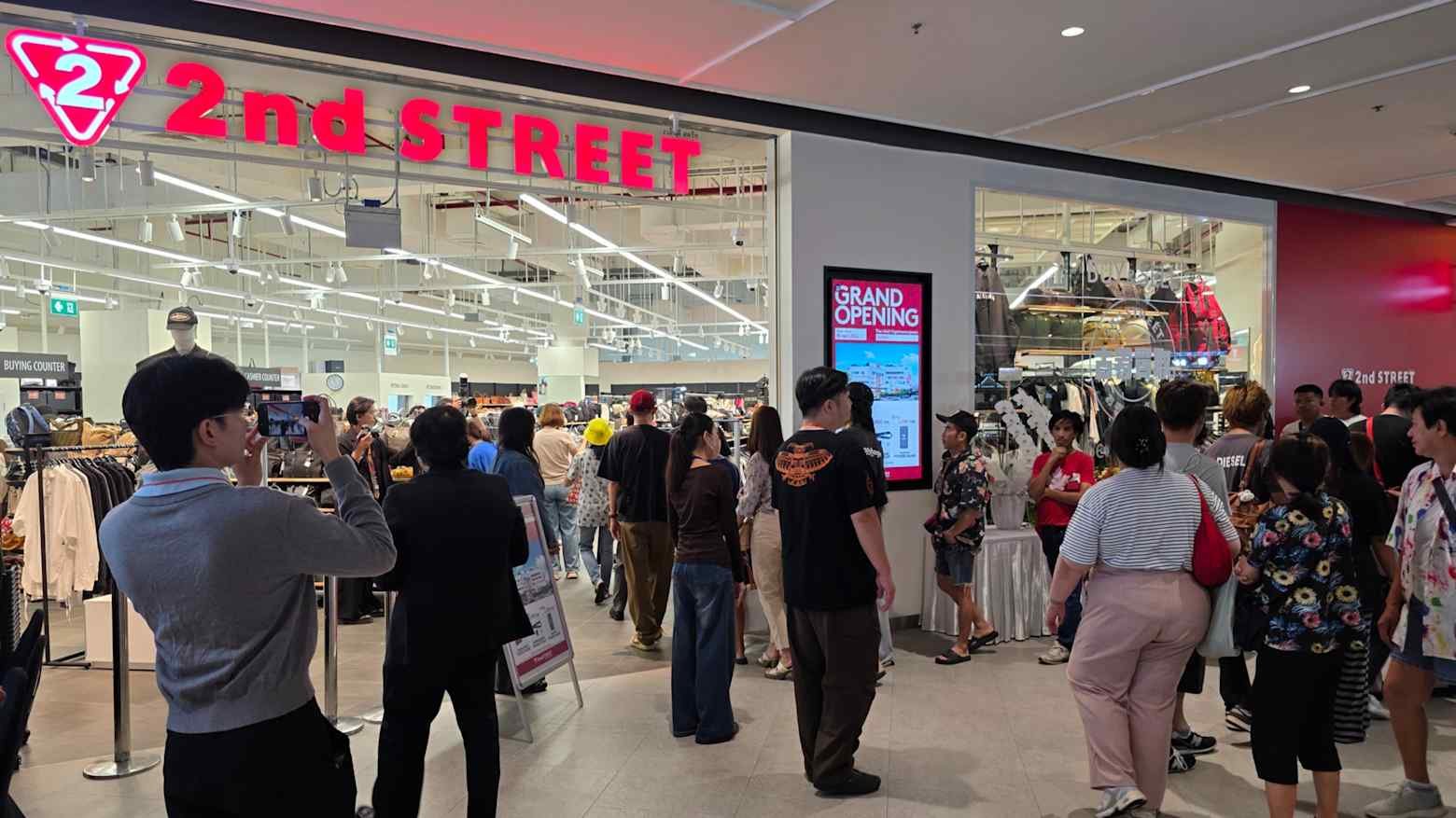 Thailand’s Thrift Boom Reshapes Fashion Market as Japanese Secondhand Chains Scale Up