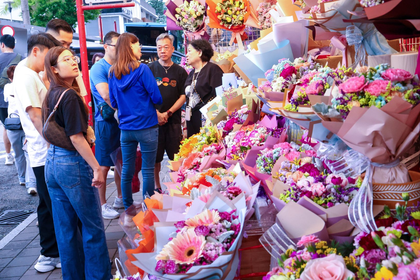 Hong Kong Florists Cut Prices Ahead of Mother’s Day as Competition Intensifies
